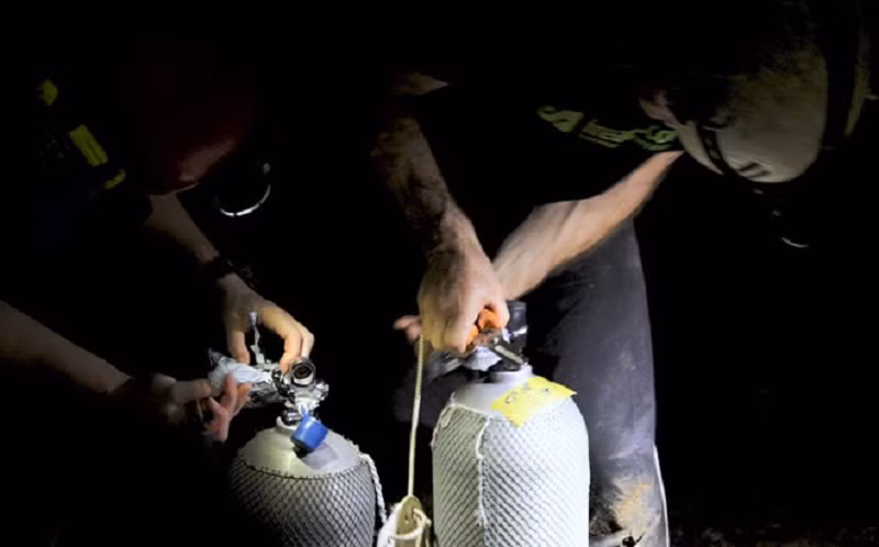 Để thám hiểm những bí ẩn trong hang Sơn Đoòng, những thợ lặn hàng đầu thế giới cần trang bị những thiết bị hỗ trợ hiện đại. (Ảnh: Thanh Niên)