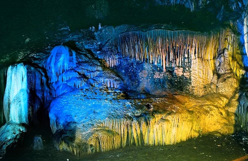  Hang Lạng: Hang Lạng là một hang động nổi tiếng nằm trong cụm hang động thuộc vườn quốc gia Xuân Sơn. Ảnh: JustGo