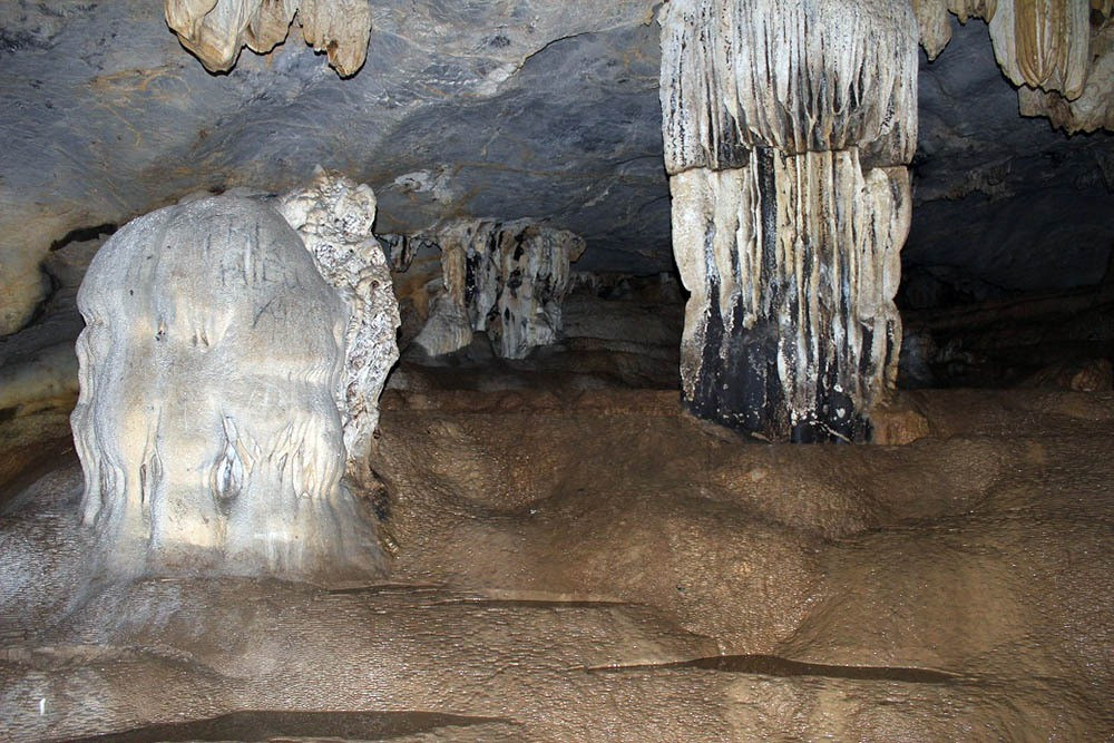 Vòm hang Lạng có chỗ cao đến mười lăm, hai mươi mét và chiều rộng cũng cỡ khoảng như vậy. Hang chạy dài, dọc dãy núi đá vôi. Trong hang là một hệ thống khí hậu mát lạnh, hơi nước nghi ngút trong lành, thiên đường của thạch nhũ và măng đá.