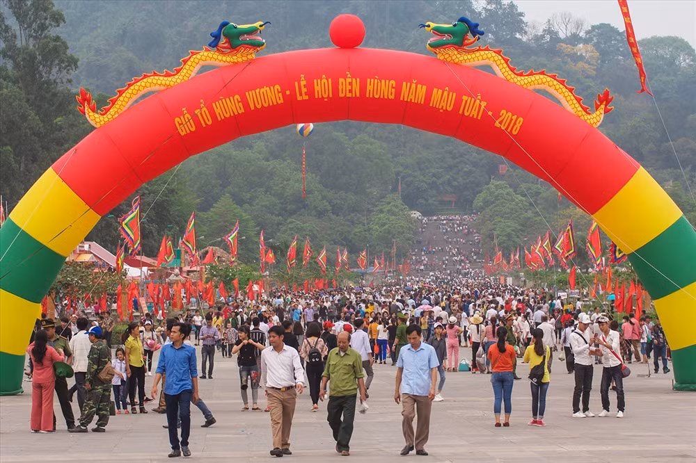  Đền Hùng: Đền Hùng cách Hà Nội khoảng 90km, thuộc xã Hy Cương (TP Việt Trì, Phú Thọ).