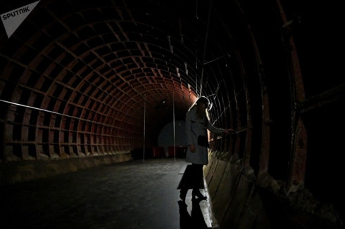 Du khách tham quan bên trong bảo tàng Vault-703./.