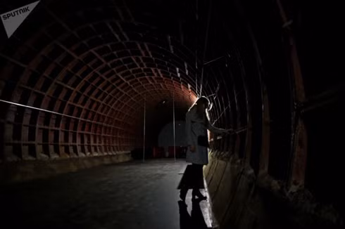 Du khách tham quan bên trong bảo tàng Vault-703./.