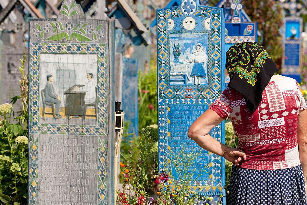 Gia đình nào muốn tấm bia mộ của người thân trông vui vẻ hơn sẽ phải nhờ đến bàn tay của thợ điêu khắc. Mỗi tấm bia được chạm khắc với giá 520-1.300 USD. Ảnh: Getty.