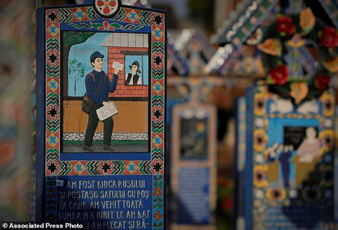 Stan loan Patras, một thợ mộc trong làng đã khởi xướng trào lưu mỉa mai người chết. Năm 1935, ông khắc bài thơ đầu tiên lên mộ và tiếp tục làm công việc này tới khi mất. Người dân ước tính đã có hơn 800 bia mộ hài hước được tạo ra bởi Stan loan Patras. Sau đó, Dumitru Pop Tincu đã tiếp nối công việc và tiếp tục duy trì nét truyền thống độc đáo của làng. Các bài thơ của ông thường rất hài hước, khiến không ít du khách khi ghé thăm phải bật cười. Ảnh: Vadim Ghirda.