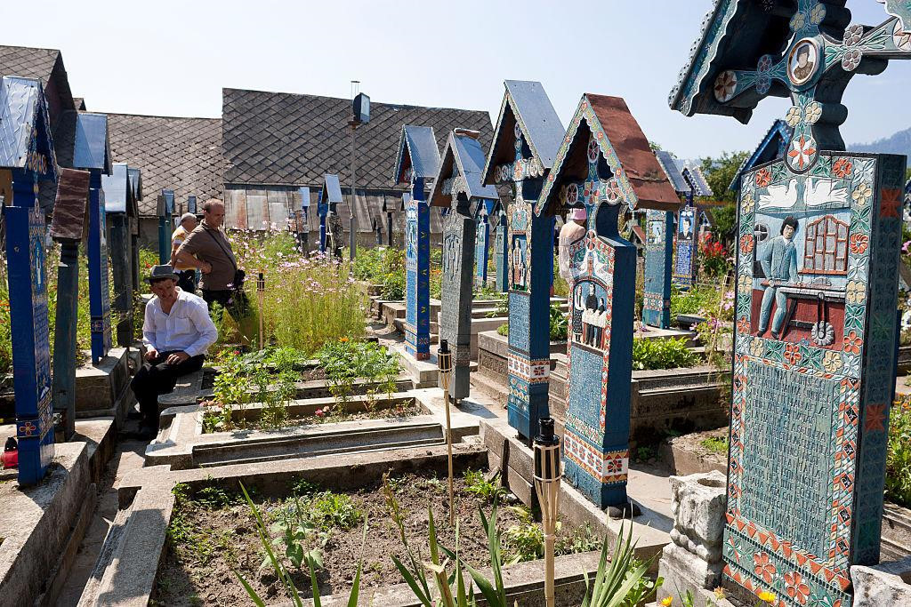 Gerhard Schuster, 63 tuổi, người Romania, sống ở Keemen, miền Nam nước Đức nói: "Ngay từ khi còn nhỏ, tôi đã nghe những câu chuyện về nghĩa trang vui vẻ từ bố mẹ mình. Tôi luôn muốn đến đến đó một lần. Bây giờ tôi đã có thể thực hiện điều đó rồi". Ảnh: Getty.