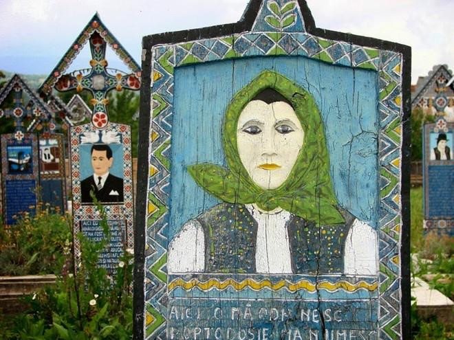 Giữa nghĩa trang u uất lại có một bài thơ tưởng nhớ mẹ kế với nội dung: “Người nằm dưới tấm bia đá này/Là dì ghẻ tội nghiệp của tôi/Giá như mụ sống thêm 3 ngày nữa/Để đọc những chữ này/Những người ghé qua đây/Xin đừng gọi mụ dậy/Để mụ trở về nhà/Và cắn đứt đầu tôi/Nhưng tôi sẽ có cách/Để mụ không thể về/Hãy ở lại đây nhé/Dì ghẻ tội nghiệp ơi". Ảnh: Panoramio.