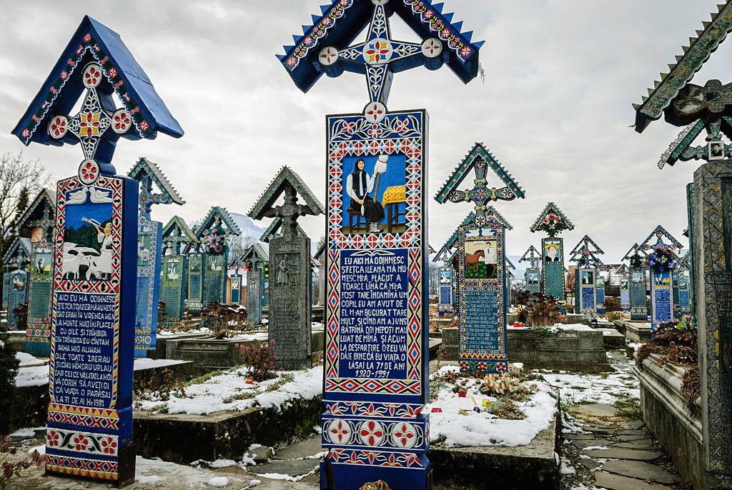 Nhiều nền văn hóa coi pha trò về người chết là sự bất kính, nhưng đây lại là hiện tượng rất bình thường ở làng Sapanta (Romania). Dân làng tin rằng, thay vì tiếng khóc ỉ ôi thống khổ, linh hồn người đã khuất muốn được nhìn thấy những khuôn mặt tươi vui. Ảnh: Getty.