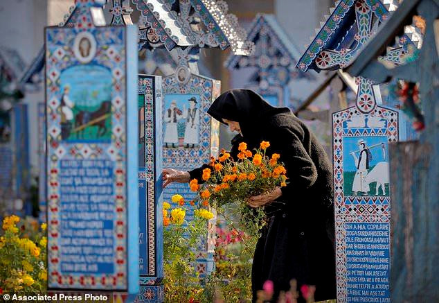 Những tấm bia được làm bằng gỗ cây sồi. Trên đó được khắc hình ảnh liên quan đến công việc, kể những câu chuyện lúc sinh thời hoặc tiết lộ một bí mật động trời của người đã khuất. Tất cả được thể hiện qua những dòng thơ, câu chữ hóm hỉnh, thậm chí có phần trêu chọc. Ảnh: Vadim Ghirda.