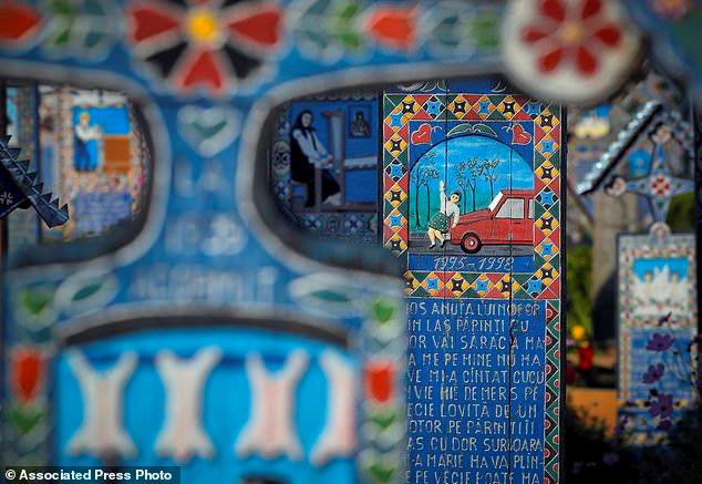 Thậm chí, những cái chết thương tâm cũng được gợi lại một cách hài hước khiến người đi viếng bớt phần xót xa. Trên ngôi mộ của một bé gái 3 tuổi chết vì tai nạn xe hơi có khắc những vần thơ toát lên sự căm thù: “Hãy chết nhé, tên lái taxi khát máu/Kẻ đến từ Sibiu/Ngươi phải dừng tại đây/Trước nhà ta vì đã đâm ta ra thảm kịch/Và làm ta chết/Để lại ba mẹ ta với nỗi u sầu”. Ảnh: Vadim Ghirda.