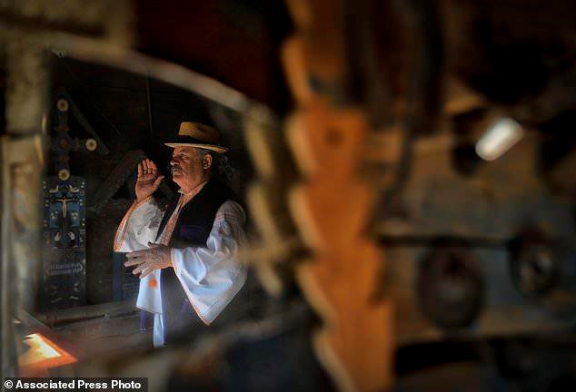 "Nghĩa trang này không đơn thuần là nơi an nghỉ của những người đã khuất. Đây thực sự là nơi bạn có thể cười vào cái chết", nhà điêu khắc mộ Dumitru Pop Tincu đã chia sẻ với Associated Press tại xưởng làm việc của mình. Những văn bản và hình ảnh được khắc trên bia mộ còn "nhắc nhở chúng ta về cuộc sống", ông nói thêm. Ảnh: Vadim Ghirda.