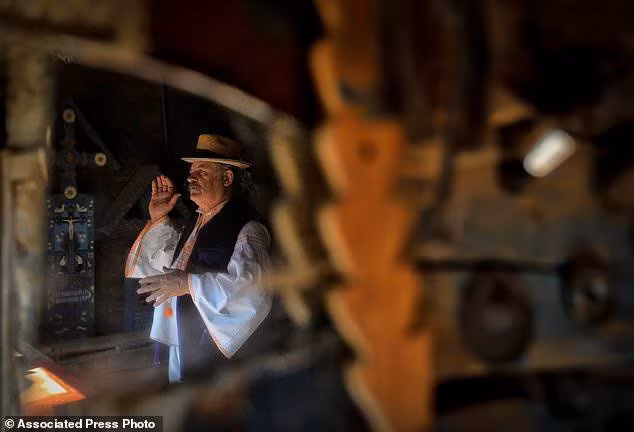 "Nghĩa trang này không đơn thuần là nơi an nghỉ của những người đã khuất. Đây thực sự là nơi bạn có thể cười vào cái chết", nhà điêu khắc mộ Dumitru Pop Tincu đã chia sẻ với Associated Press tại xưởng làm việc của mình. Những văn bản và hình ảnh được khắc trên bia mộ còn "nhắc nhở chúng ta về cuộc sống", ông nói thêm. Ảnh: Vadim Ghirda.