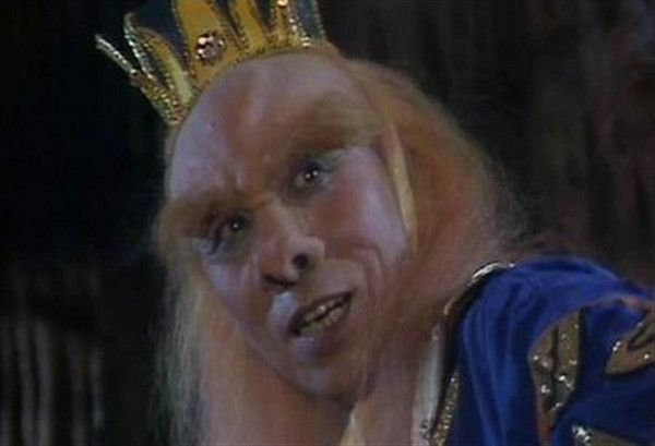 5. Hoàng Mi Lão Phật (nạn thứ 53: Bị nạn Tiểu Lôi Âm): Đây nguyên là một tiểu đồng lông mày vàng giữ khánh cho Phật Di Lặc. Nhân lúc Phật dự hội, tên này lấy cắp bảo bối xuống trần lập ra Lôi Âm tự giả, đóng giả Phật tổ để lừa Đường tăng.