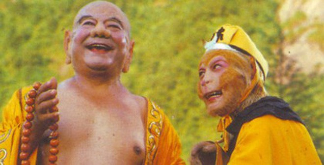 Yêu quái có hai món bảo bối rất lợi hại là cái túi Hậu Thiên và cái não bạt vàng. Tôn Ngộ Không đã từng bị nhốt trong não bạt vàng, phải nhờ đến cái sừng của vị tinh tú Cang Kim Long để thoát ra. Sau đó Ngộ Không cầu viện đến thần tiên mấy cõi nhưng đều thua trận, bị hút vào túi. Con yêu quái chỉ bị hàng phục khi Phật Di Lặc bày kế cho Ngộ Không núp trong trái dưa.