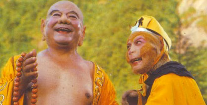 Yêu quái có hai món bảo bối rất lợi hại là cái túi Hậu Thiên và cái não bạt vàng. Tôn Ngộ Không đã từng bị nhốt trong não bạt vàng, phải nhờ đến cái sừng của vị tinh tú Cang Kim Long để thoát ra. Sau đó Ngộ Không cầu viện đến thần tiên mấy cõi nhưng đều thua trận, bị hút vào túi. Con yêu quái chỉ bị hàng phục khi Phật Di Lặc bày kế cho Ngộ Không núp trong trái dưa.