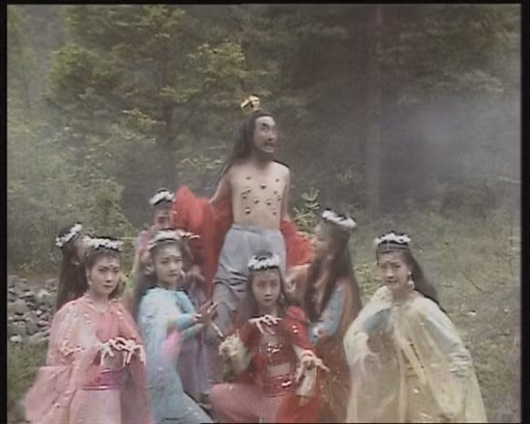 Khi giao chiến với Ngộ Không, yêu quái cởi áo ngoài, giơ tay lên để lộ cả ngàn con mắt, làm Ngộ Không ê ẩm, mềm nhũn, phải chui xuống đất trốn chạy.