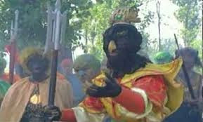 Phép Cân đẩu vân của Hành Giả mỗi lần đi được mười vạn tám ngàn dặm, nhưng Kim Sí Điểu chỉ cần vỗ cánh một cái đã đi được chín ngàn dặm. Vì vậy yêu vương vỗ cánh hai lần đã bắt được Hành Giả. Tam đại ma vương lừa Ngộ Không rằng Đường Tăng đã bị ăn thịt, làm Ngộ Không nản chí bay tới chỗ Như Lai định bỏ cuộc.