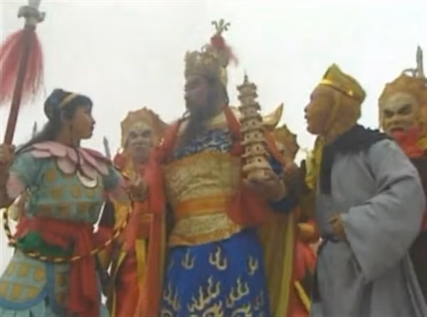 Sau đó Ngộ Không đi mời các thiên binh thiên tướng tới cứu, có cả Lý Thiên Vương, Na Tra. Nhưng rốt cục binh khí của tất cả đều bị yêu quái hút lấy.