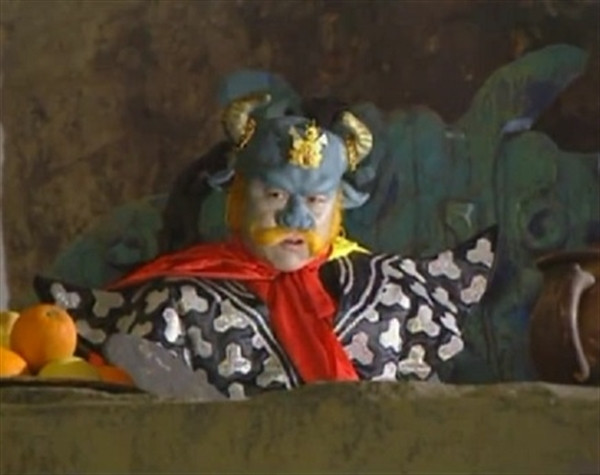 3. Độc Giác Tỷ (nạn thứ 39: Gặp yêu núi Kim Đâu): Con yêu quái này có một cái vòng bạc và hút cây thiết bảng của Hành Giả vào. Tôn Ngộ Không lần đầu bị lấy mất vũ khí thì như người mất hồn, phải bỏ chạy.