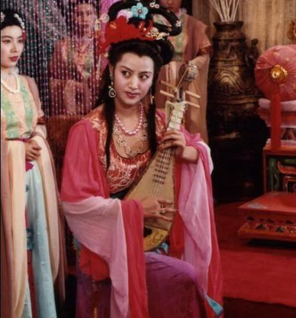 4. Tỳ Bà Tinh (nạn thứ 44: Bị bắt về động Tỳ Bà): Thật bất ngờ khi một trong những yêu quái mạnh nhất trong truyện lại là một nữ yêu xinh đẹp. Khi Đường Tăng còn đang mắc kẹt tại Nữ Nhi Quốc thì bỗng nhiên Tỳ Bà Tinh xuất hiện, bắt Đường Tăng về đòi thành thân.