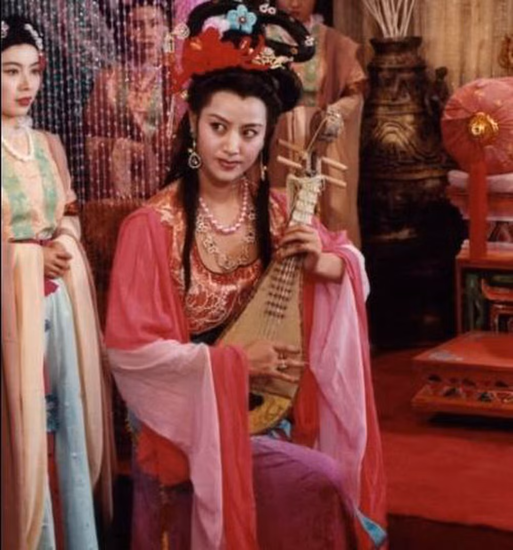 4. Tỳ Bà Tinh (nạn thứ 44: Bị bắt về động Tỳ Bà): Thật bất ngờ khi một trong những yêu quái mạnh nhất trong truyện lại là một nữ yêu xinh đẹp. Khi Đường Tăng còn đang mắc kẹt tại Nữ Nhi Quốc thì bỗng nhiên Tỳ Bà Tinh xuất hiện, bắt Đường Tăng về đòi thành thân.