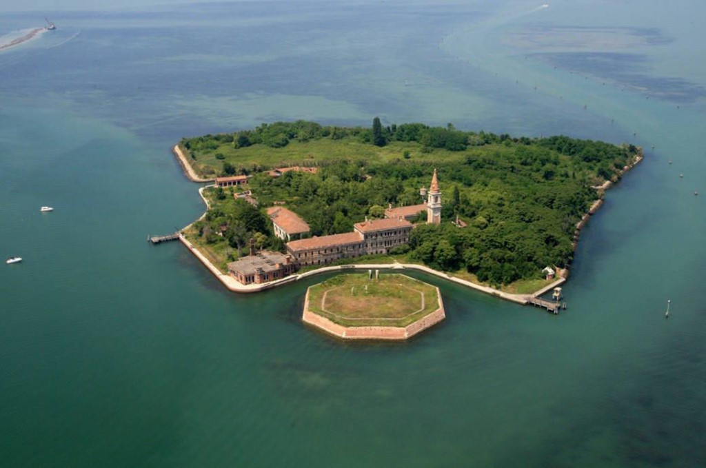 Poveglia là một hòn đảo nhỏ ở ngoài khơi bờ biển phía đông của miền Bắc Italy. Nơi đây nổi tiếng bởi lịch sử đầy chết chóc. Ảnh: Travelbook.