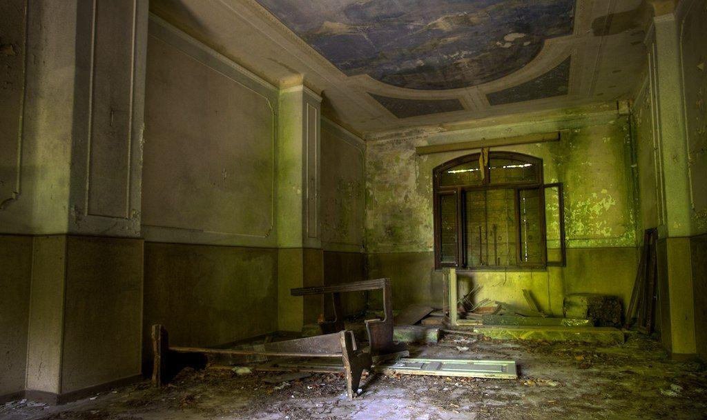 Đầu thế kỷ 20, chính phủ đã tái sử dụng các tòa nhà trên đảo làm chỗ ở cho người mắc bệnh tâm thần. Poveglia trở thành nơi chứng kiến những cực hình và thí nghiệm tàn khốc trên người bệnh nhân tâm thần của một bác sĩ điên. Ảnh: Flick.