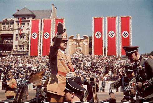 Adolf Hitler hiểu rõ những màu sắc như đỏ, đen, trắng khi kết hợp với nhau sẽ đem đến cảm giác quyền lực và sự đe dọa.