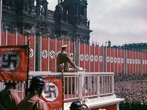  Trùm phát xít Adolf Hitler phát biểu tại Lustgarten, Berlin năm 1938.