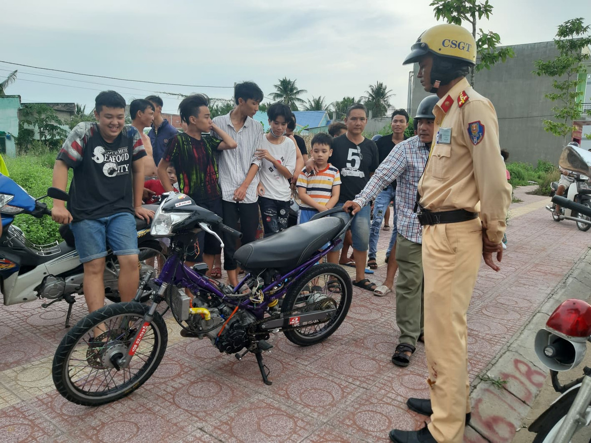 30 thanh thieu nien net pho dua xe, mot CSGT bi thuong khi truy duoi