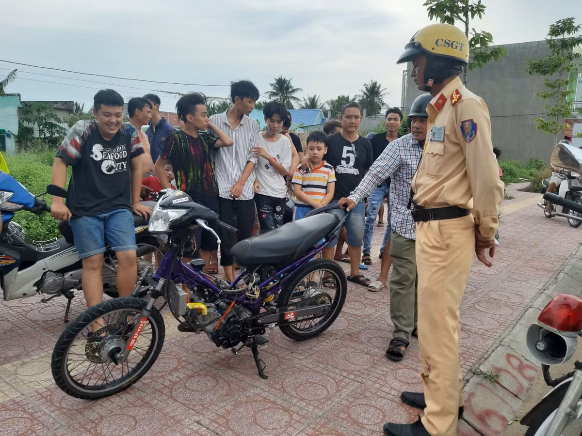 30 thanh thieu nien net pho dua xe, mot CSGT bi thuong khi truy duoi