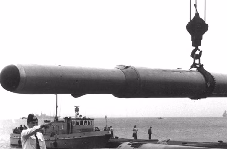 Ngoài hệ thống phóng đứng VLS chứa tên lửa Sineva, K-114 Tula còn có 4 ống phóng ngư lôi 533mm có thể phóng tên lửa chống hạm RPK-6 Vodopad có tầm bắn khoảng 120km, mang phần chiến đấu lắp ngư lôi 82R hoặc đầu đạn hạt nhân 90R.