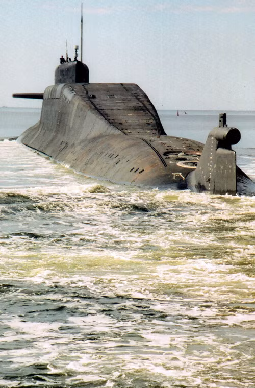 “Cái lưng gù” của tàu ngầm K-114 Tula chính là nơi đặt hệ thống vũ khí mạnh nhất của tàu này – hệ thống tên lửa đạn đạo liên lục địa với 16 ống phóng thẳng đứng.