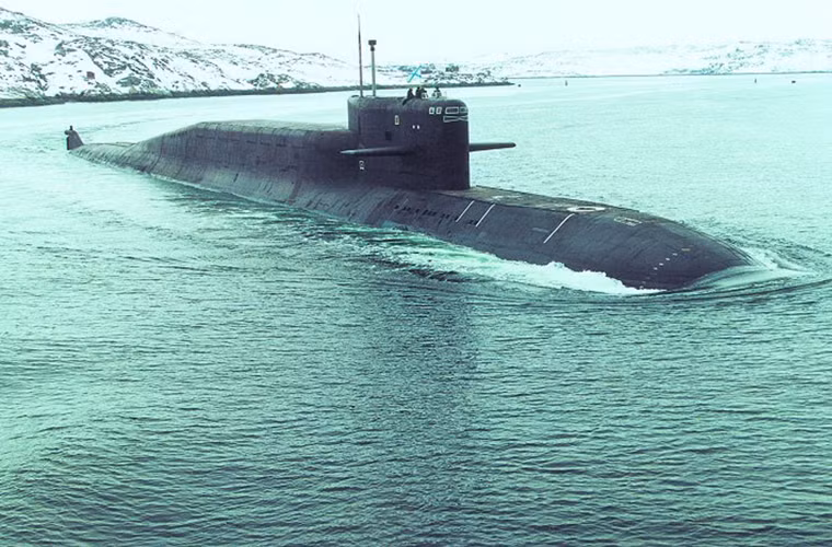 Tàu ngầm K-114 Tula được trang bị hai lò phản ứng hạt nhân làm mát bằng nước cung cấp động lực cho tàu hoạt động suốt hàng chục năm. Con tàu có thể lặn sâu tối đa đến 400m, độ sâu hoạt động tốt là 320m, tốc độ hành trình khi lặn 24 hải lý/h.