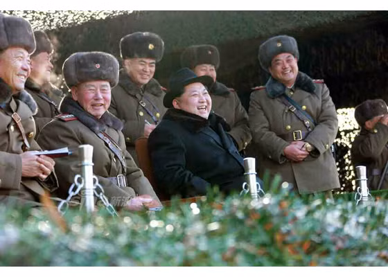 Ông Kim Jong-un cười tươi tỏ rõ sự hài lòng với pháo binh Triều Tiên.