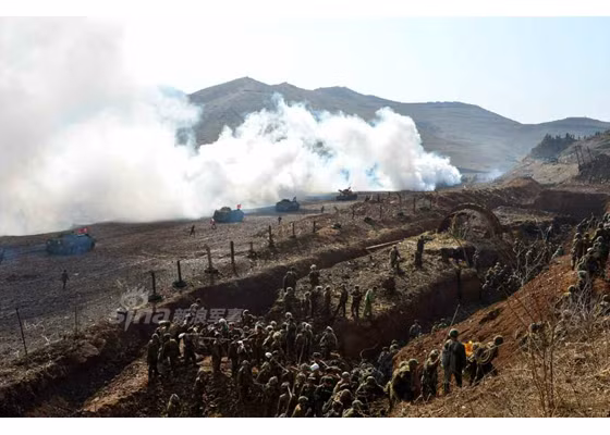 Sau khi pháo binh oanh kích xong, các đơn vị xe tăng với sự yểm trợ của bộ binh bắt đầu “ra trận”.