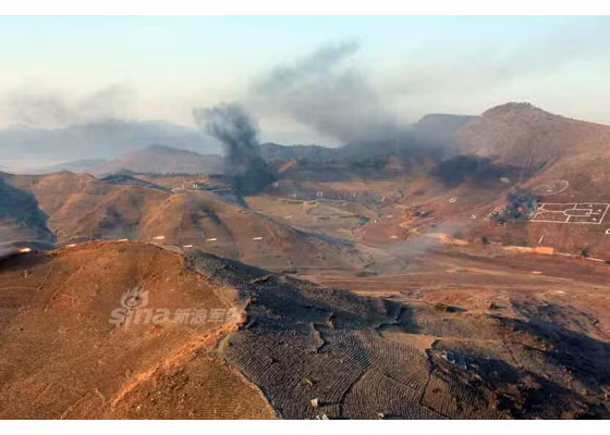 Vùng mục tiêu rung chuyển dữ dội, khói bủa vây khắp các đỉnh núi.