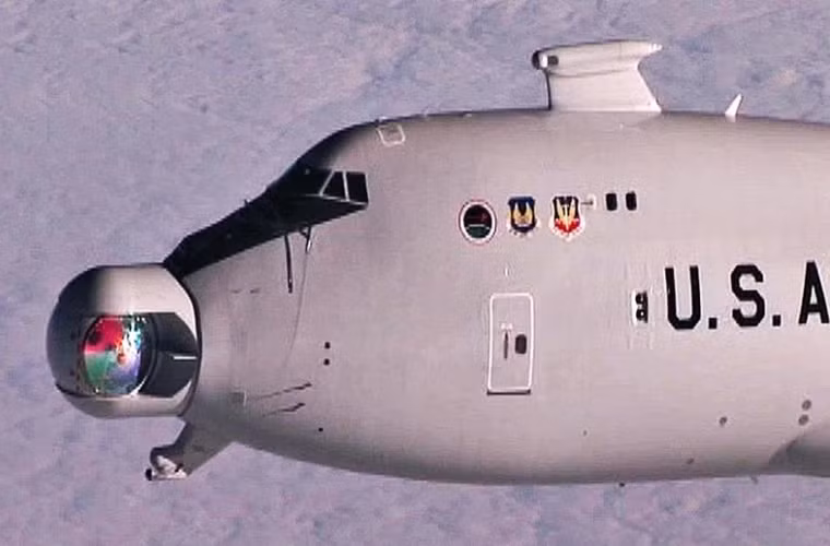 Máy phóng tia laser được gắn trên một tháp pháo ở đầu máy bay Boeing 747-400F, các thiết bị hồng ngoại và thiết bị laser hỗ trợ bắn được gắn trên lưng của máy bay. Theo nhà sản xuất, trong chiến đấu, YAL-1 phóng ra một luồng ánh sáng có năng lượng cao (laser) chiếu vào tên lửa đang bay trên không trung, tia sáng này sẽ đốt nóng tên lửa và khiến tên lửa phát nổ trước khi chúng lao vào mục tiêu. Toàn bộ quá trình tiêu diệt một tên lửa chỉ mất khoảng từ 10-12 giây.