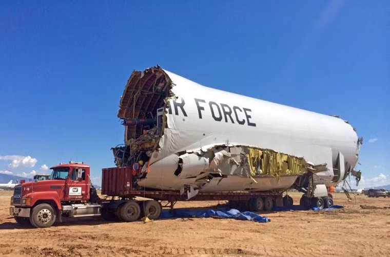 Phần thân chính của YAL-1 nát bấy sau khi bị cắt xẻ “không thương tiếc”.