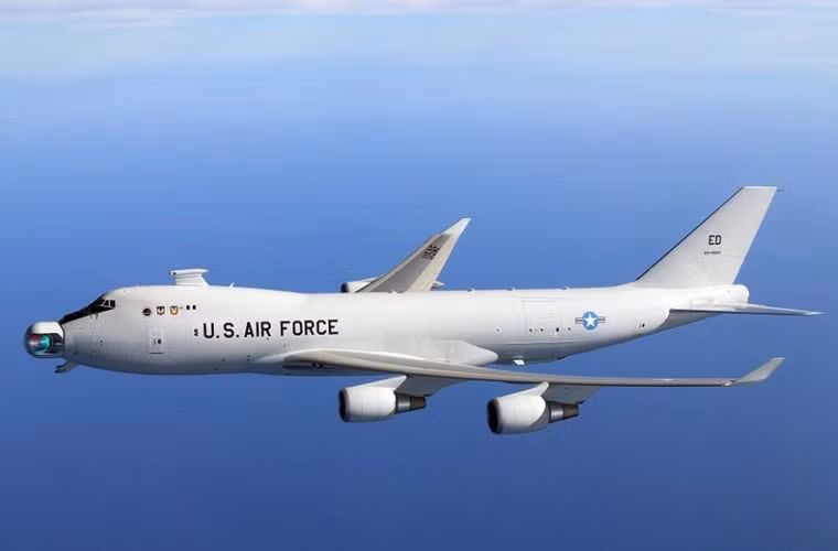 Boeing YAL-1 là hệ thống vũ khí laser trên không được hãng Boeing phát triển trên cơ sở khung gầm máy bay chở khách Boeing 747-400F. Nó được thiết kế để trở thành hệ thống phòng thủ tên lửa, có khả năng phóng hủy tên lửa đạn đạo chiến thuật trong khi vẫn còn trong pha đẩy. Chuyến bay đầu tiên được thực hiện ngày 18/7/2002.