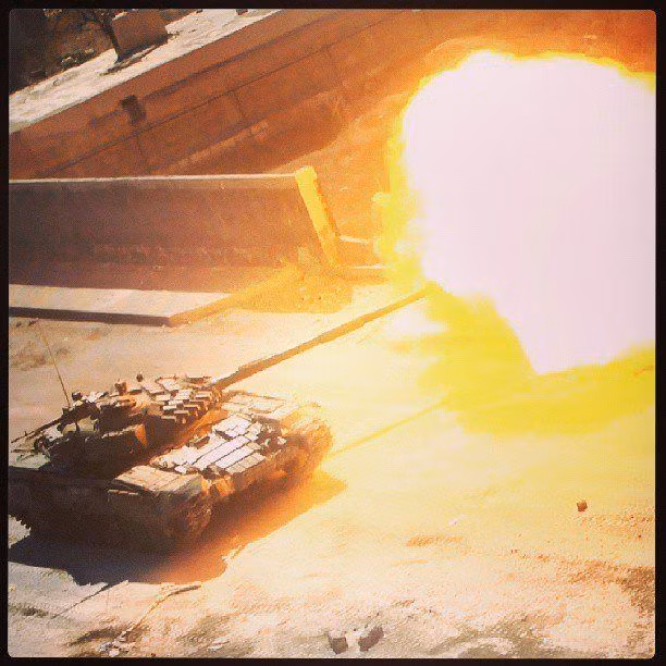 Tháp pháo hai người điều khiển nằm ở trung tâm xe lắp pháo chính 2A46M cỡ 125mm có khả năng phóng tên lửa chống tăng 9M11 qua nòng, dẫn bắn bằng laser.