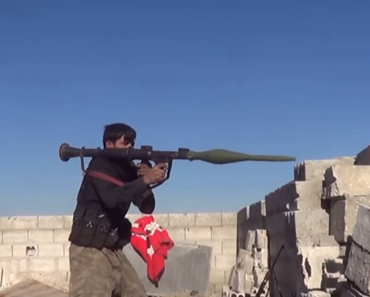 Đứng đầu bảng trong danh sách vũ khí chống tăng nguy hiểm của phiến quân là súng RPG-7. Các hình ảnh được chính phiến quân công bố cho thấy, RPG-7 được trang bị đạn chống tăng kiểu tandem (hai lượng nổ) cho phép xuyên thủng các xe tăng bọc giáp ERA như T-72, T-90 và cả xe tăng T-55, T-62 nâng cấp.