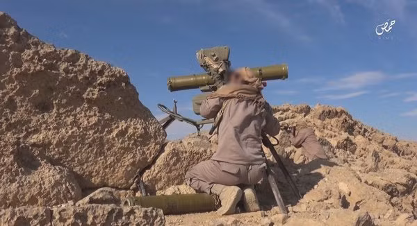 Không chỉ súng chống tăng, phiến quân ở Syria còn sở hữu kho tên lửa chống tăng nguy hiểm cũng do…Liên Xô chế tạo. Ảnh: Tên lửa chống tăng 9K111 Fagot do Liên Xô chế tạo, nằm trong tay phiến quân. Tên lửa đạt tầm bắn 70m tới 2,5km, xuyên giáp đồng nhất dày 400mm. Các biến thể cải tiến trang bị đầu nổ kiểu tandem xuyên giáp dày 600mm sau giáp ERA.