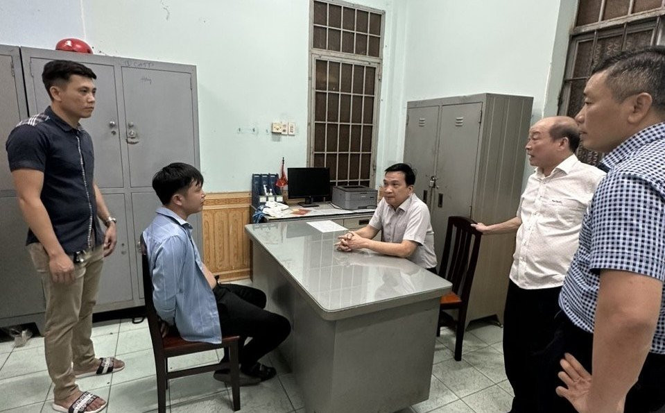 Đồng Nai: Giải cứu bé 4 tuổi bị đối tượng dùng xăng khống chế Dong Nai: Giai cuu be 4 tuoi bi doi tuong dung xang khong che