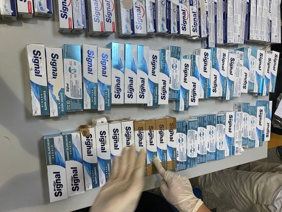 Vu 4 nu tiep vien xach hon 11kg ma tuy: Bat giu 2 nghi can