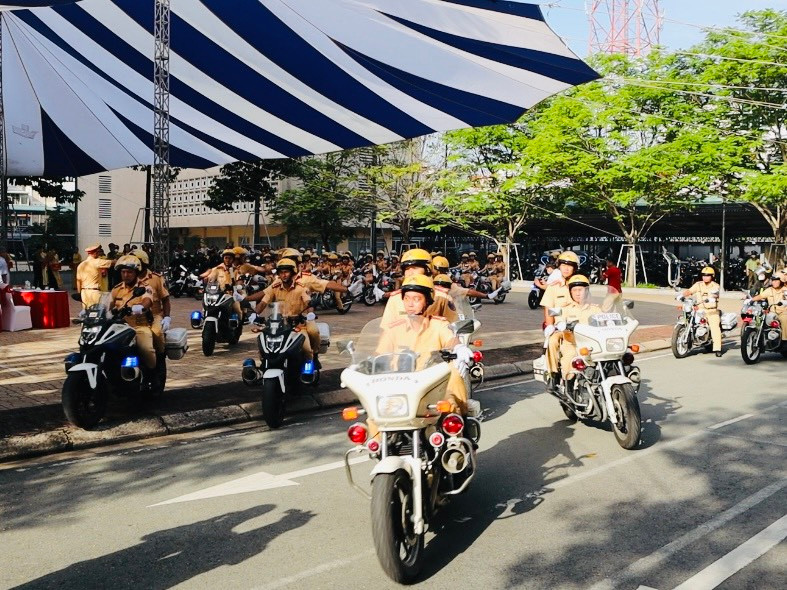 Công an TPHCM đã đấu tranh triệt phá các băng nhóm tội phạm hoạt động chuyên nghiệp. Trong đó, khám phá các vụ trộm cắp tài sản hoạt động liên tỉnh, bắt 3 đối tượng (có nhiều tiền án, nghiện ma túy và chống trả lực lượng Công an) đã thực hiện nhiều vụ trộm đột nhập các biệt thự tại địa bàn TP HCM, Đà Nẵng và các tỉnh khác; khám phá vụ “Làm giả con dấu tài liệu của cơ quan, tổ chức” bắt, giữ 8 đối tượng liên quan, với thủ đoạn lên mạng kiếm người có nhu cầu làm giả các loại giấy tờ, kể cả căn cước công dân.