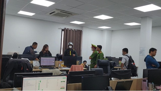 Công an TPHCM đã khởi tố 2 vụ án, khởi tố 13 bị can về tội “Sử dụng mạng máy tính, mạng viễn thông, phương tiện điện tử thực hiện hành vi chiếm đoạt tài sản” tại Công ty TNHH Dịch vụ - Thương mại quốc tế PL và Công ty TNHH TVX group, với thủ đoạn tuyển dụng hàng trăm nhân viên để hoạt động lừa đảo thông qua gọi điện giả danh nhân viên đơn vị phát hành thẻ tín dụng. 