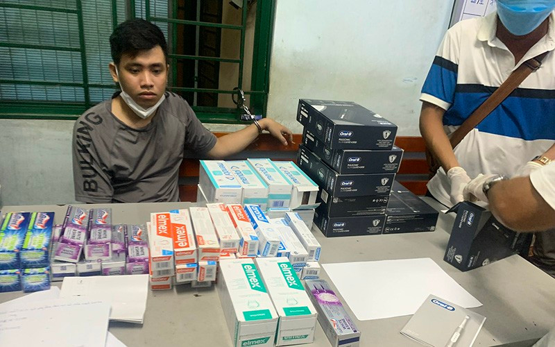 Trao đổi với báo chí, lãnh đạo Cục Cảnh sát điều tra tội phạm về ma túy (C04 - Bộ Công an) cho biết, hình thức vận chuyển ma túy bằng đường hàng không rất khó khăn cho các lực lượng. Đặc biệt là để làm rõ được các đối tượng rất khó, như: Địa chỉ người gửi ma túy từ châu Âu là giả, số điện thoại cũng ảo; chúng thông qua các công ty chuyển phát nhanh để vận chuyển ma túy, sau đó, người đến nhận hàng cũng là người được thuê, như Grab, các công ty logistics. Nếu không có biện pháp nghiệp vụ, không có thời gian dài để xác minh đấu tranh thì khó làm rõ được.