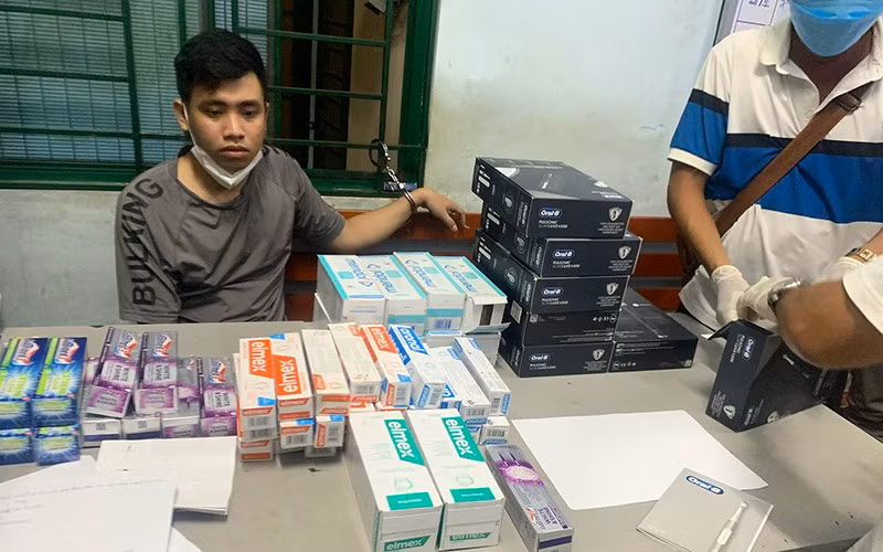 Trao đổi với báo chí, lãnh đạo Cục Cảnh sát điều tra tội phạm về ma túy (C04 - Bộ Công an) cho biết, hình thức vận chuyển ma túy bằng đường hàng không rất khó khăn cho các lực lượng. Đặc biệt là để làm rõ được các đối tượng rất khó, như: Địa chỉ người gửi ma túy từ châu Âu là giả, số điện thoại cũng ảo; chúng thông qua các công ty chuyển phát nhanh để vận chuyển ma túy, sau đó, người đến nhận hàng cũng là người được thuê, như Grab, các công ty logistics. Nếu không có biện pháp nghiệp vụ, không có thời gian dài để xác minh đấu tranh thì khó làm rõ được.