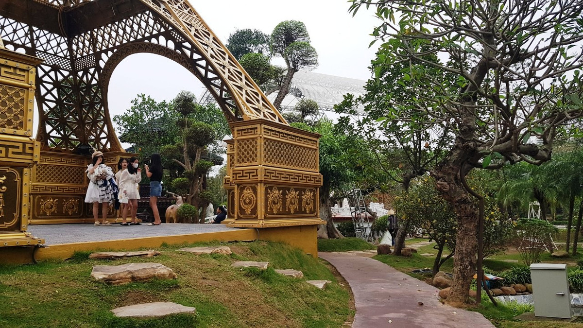 Trong suốt thời gian qua, ông Chiến đã bỏ ra nhiều tiền của đầu tư xây dựng công viên này với nhiều hạng mục như bể bơi, mô hình trực thăng, nhà chòi một cột, hòn non bộ, tượng, hệ thống cây xanh, hồ nước, du thuyền mô hình, hệ thống đường, cầu phục vụ đi lại, chuồng nuôi các động vật như khỉ, chim, thiên nga… Sau đó, mở cửa miễn phí cho nhân dân địa phương, đặt tên là “công viên Ô Mễ” và các vùng lân cận tham quan, vui chơi giải trí, không kinh doanh thu lợi gì.