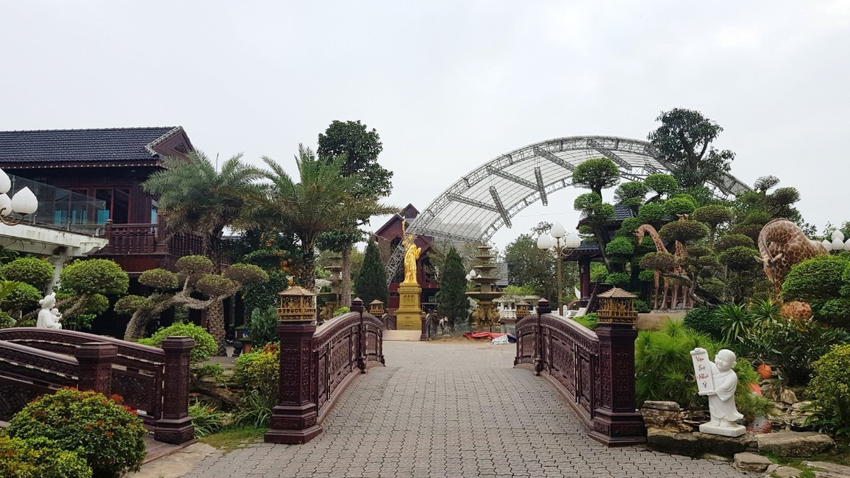 Nhiều ý kiến cho rằng, vi phạm đất đai phải xử lý nghiêm dù công trình có ý nghĩa thế nào để đảm bảo thượng tôn pháp luật, tránh việc người dân lợi dụng ý nghĩa phúc lợi để thực hiện các hành vi vi phạm đất đai tràn lan.